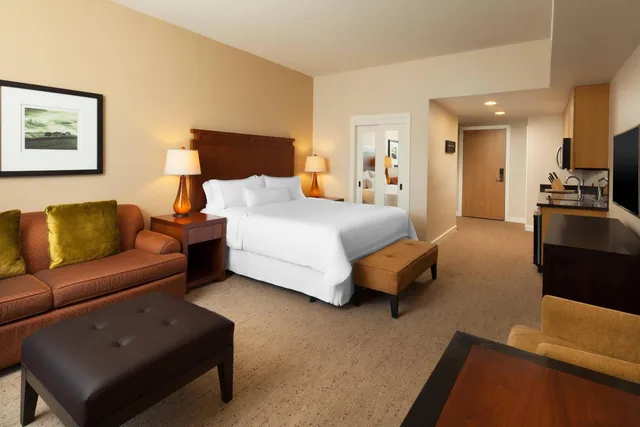 غرفة كبيرة بسرير كينج مع أريكة، The Westin Verasa Napa 1/5