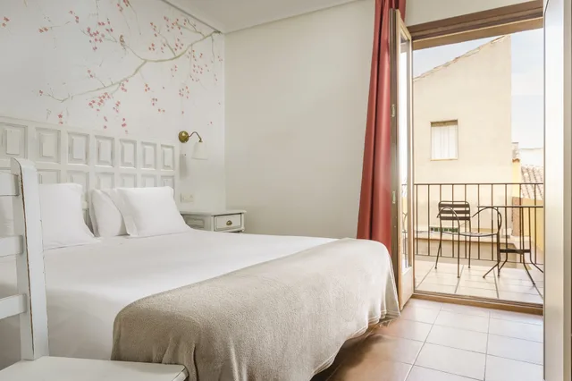 Room, 4 Beds, Two Extra Beds، EL HOSTAL PUERTA BISAGRA. 3/9