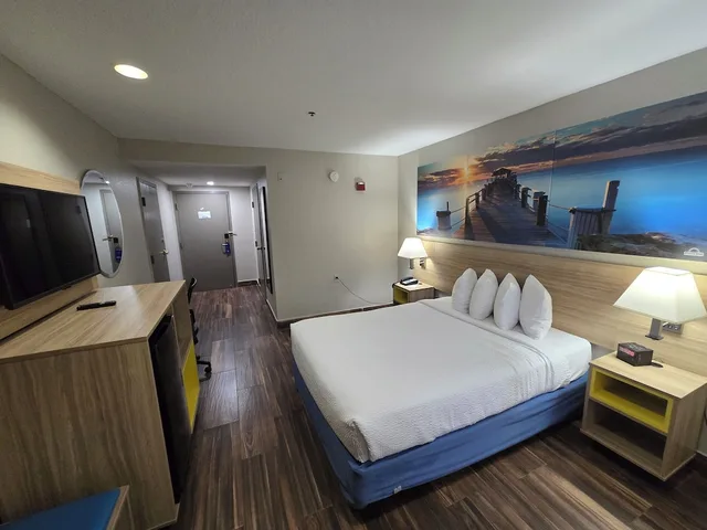 Room, Queen Bed, Days Inn And Suites By Wyndham Tampa Raymond James Stadium 6/10
