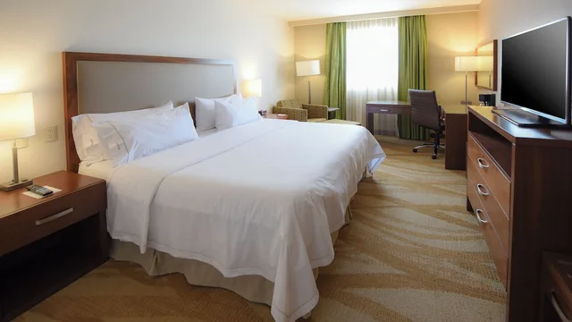 غرفة قياسية بسرير كينج في الطابق العلوي، Holiday Inn Express and Suites Celaya 3/5
