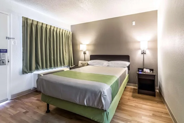1 Full Bed ADA/Tub Smoking، Studio6 Dallas, TX - Northwest 1/5