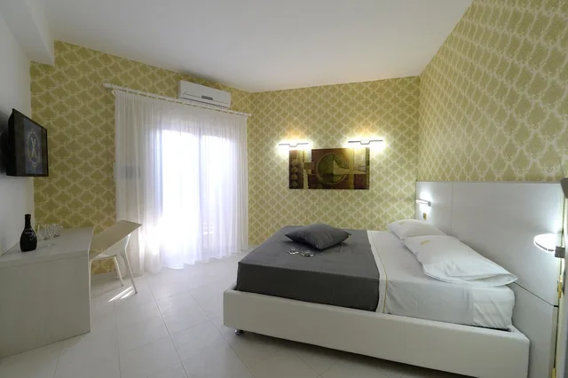 جناح استوديو أساسي بسرير كوين، X Hotel 1/2