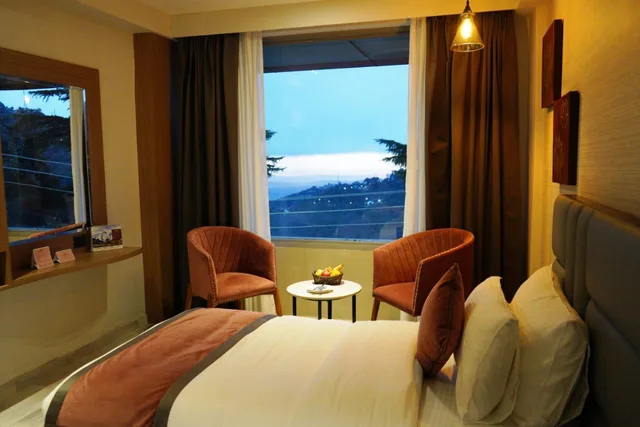 Superior Room with Mall Road View، Amritara Surya, Mcleodganj 1/2