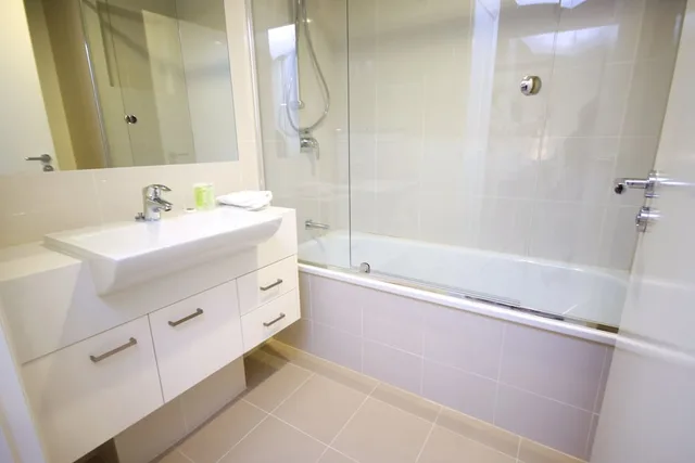 3 Bedrooms, Apartment, 1 Single and 2 Queen Beds، DOMAIN SERVICED APARTMENTS 6/10