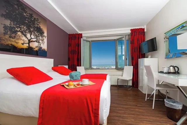 غرفة بسريرين منفصلين بإطلالة على البحر، Hotel Aguado 5/10