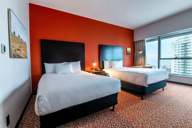 Room, 2 Double Beds, Front View, Corner، Hilton Garden Inn Montevideo 1/1