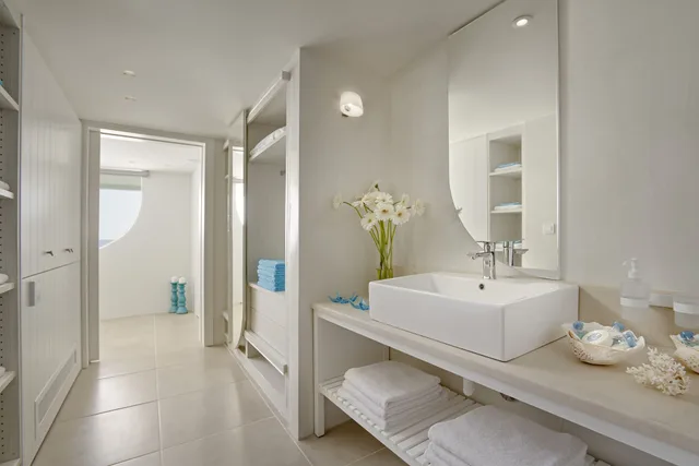 4 Bedrooms, Villa, 6 Queen Beds, Beach Front, 4 Sofa، Out of the Blue Resort 5/6