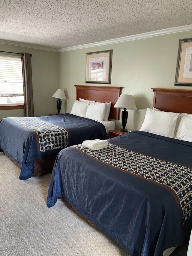 غرفة قياسية بسريرين كوين، The Colonial Mote 3/4
