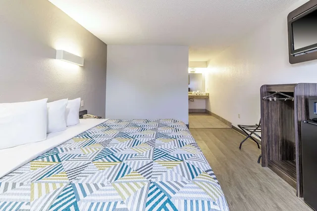 غرفة قياسية بسرير كينج لذوي الإعاقة، Motel6 Boerne, TX 6/7