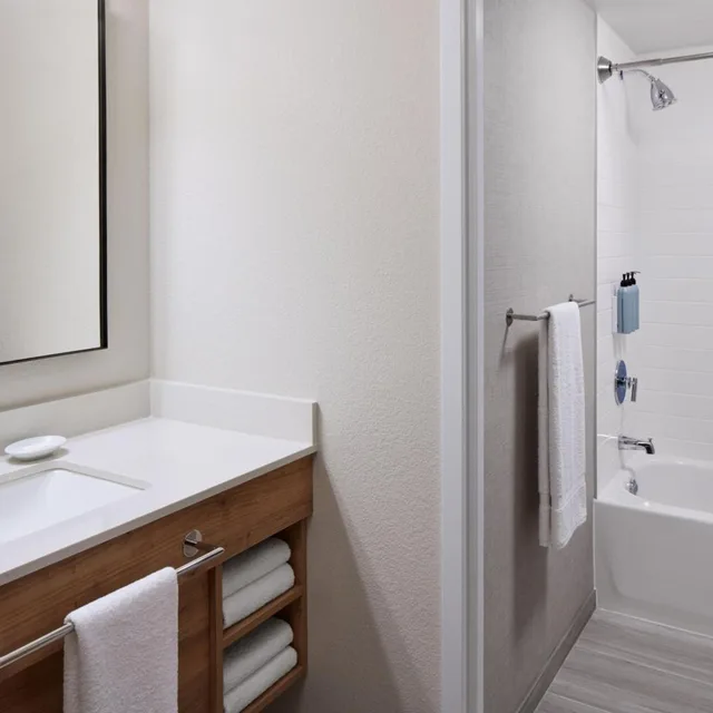 جناح بسرير كينج وسرير كوين بغرفة نوم واحدة مع أريكة، Residence Inn By Marriott Mississauga Arpt Corp Ctr West 7/10