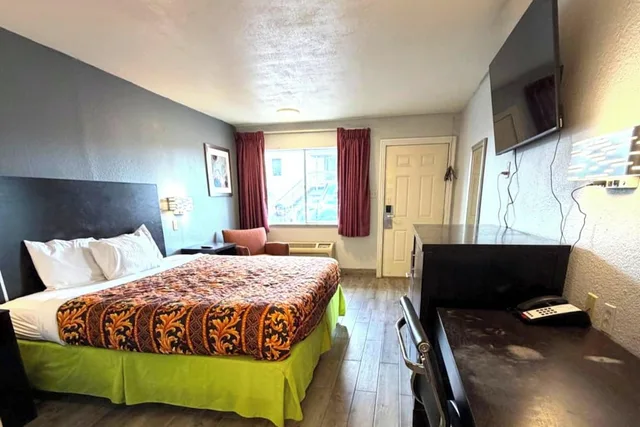 غرفة بسرير كينج لغير المدخنين، Regency Inn Three Rivers I-37 10/10
