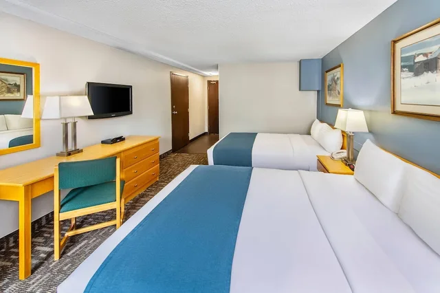 غرفة قياسية بسريرين كوين، The Crestwood Hotel 2/4