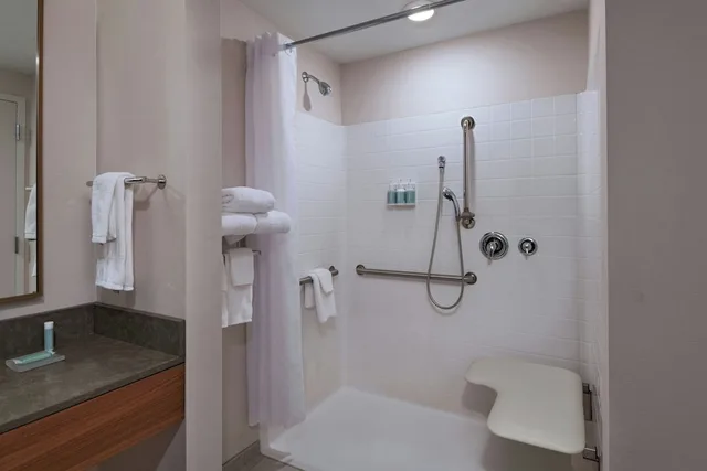 جناح بسرير كينج مع أريكة، Fairfield Inn and Suites by Marriott St Louis Downtown 3/6