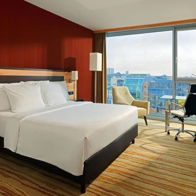 غرفة قياسية بسرير كينج بإطلالة على المرفأ، Courtyard By Marriott Dusseldorf Hafen 1/5