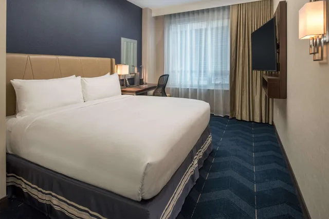 Urban, King Bed, Kitchenette، Embassy Suites By Hilton Seattle Downtown Pioneer Square 1/2