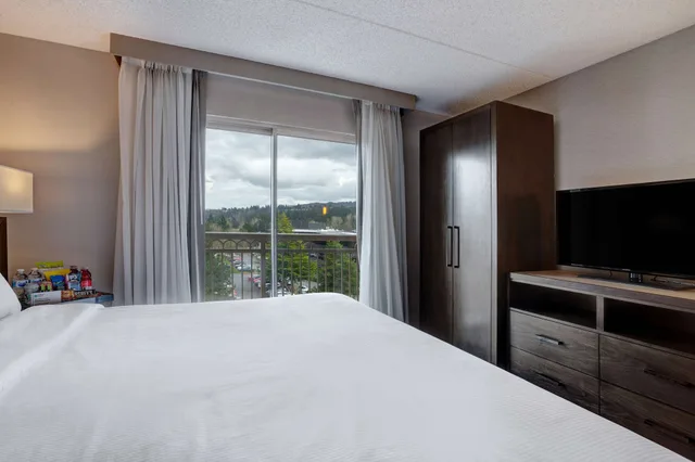 جناح بسرير كينج مع أريكة لذوي الإعاقة، Embassy Suites by Hilton Seattle Bellevue 2/10