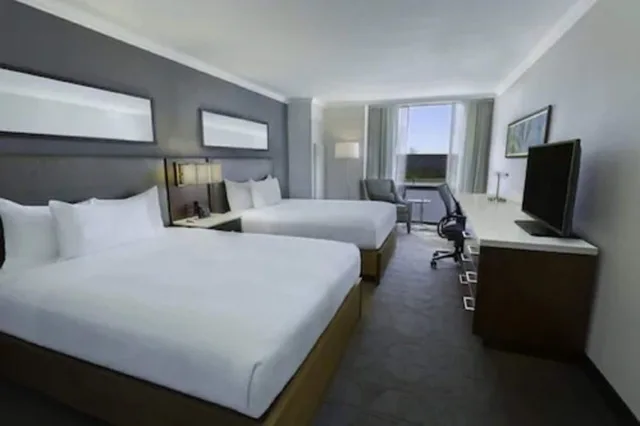 Room, 2 Double Beds, Accessible, Hilton Toronto Airport Hotel & Suites 2/4
