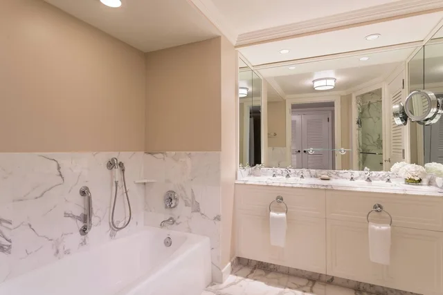 غرفة بسرير كينج بشرفة لذوي الإعاقة، The Ritz-Carlton Naples, Tiburon 2/2