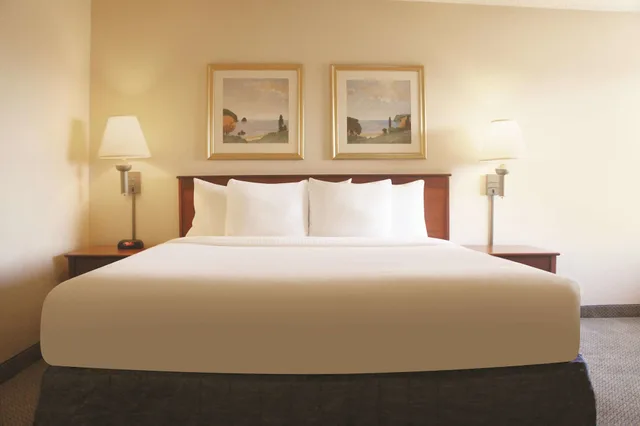 غرفة بسرير كينج، La Quinta Inn & Suites by Wyndham El Paso West Bartlett 2/2