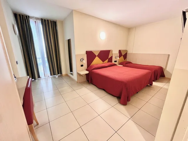 Standard, Triple, 1 Double and 1 Single Bed, Murphy Bed, Murphy Balcony، Hotel Lovere Resort And Spa 1/8