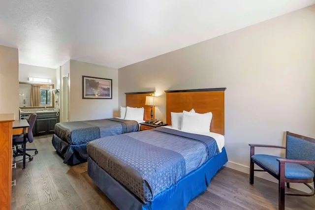 غرفة قياسية بسريرين مزدوجين، Rodeway Inn At Nevada State Capitol 1/6