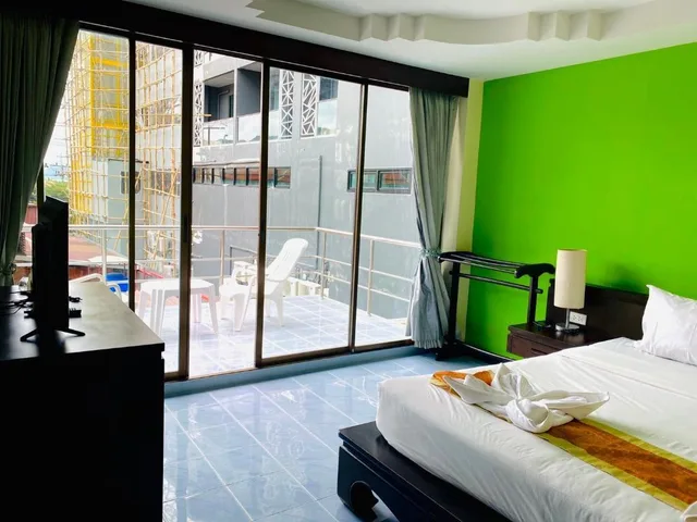 غرفة قياسية بسرير كينج، J Hotel 2/3
