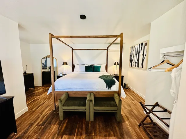 جناح استوديو إليت بسرير كينج وسرير كوين بإطلالة على الفناء مع أريكة بمطبخ، Bespoke Inn Flagstaff 6/10