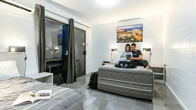 2 Bedrooms, Superior, Apartment, 2 Queen and Twin Beds, Kitchen, Aaron Motel 4/5