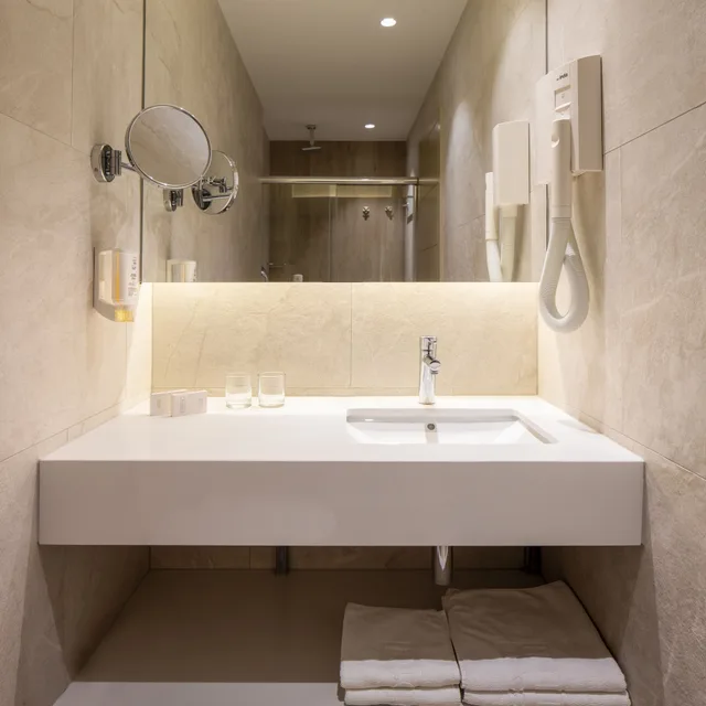 شقة ديلوكس بسرير كينج وسريرين منفصلين بإطلالة على البحر بشرفة مع أريكة، APARTHOTEL TAMARIS 4/5