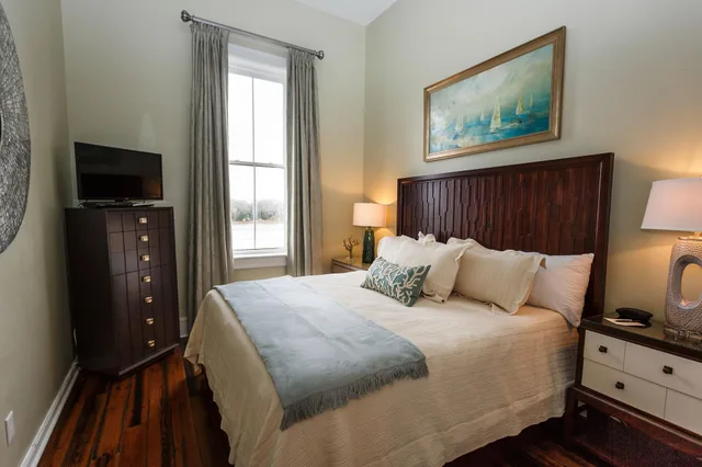 Multiple Bedrooms, Suite, River View, Stair Access Only، Olde Harbour Inn 4/8