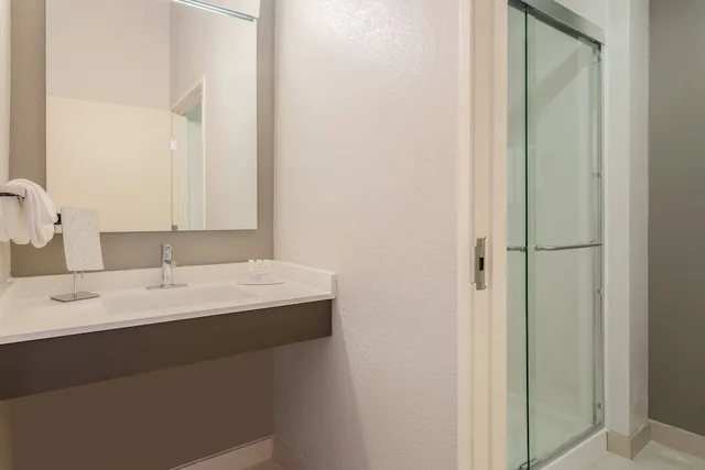 جناح بسرير كينج بشرفة مع أريكة، Courtyard by Marriott Monroe 2/3