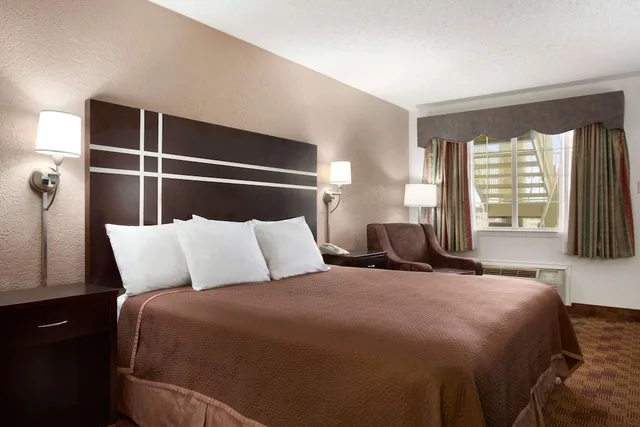 غرفة بسرير كينج لذوي الإعاقة، Travelodge By Wyndham Killeen/Fort Hood 1/4