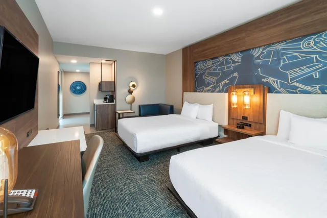 غرفة بسرير كوين لذوي الإعاقة، La Quinta Inn Suites By Wyndham Nashville Downtown Stadium 2/7