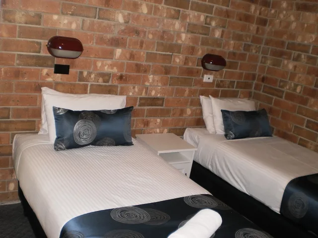 Downstairs, Deluxe, Family, Queen and Twin Beds، Motel Goolwa 1/3