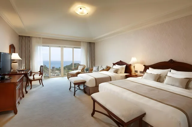 Ocean, Premier, Family, Twin Beds, 1 Double and 1 Single Bed، Lotte Hotel Jeju 2/2