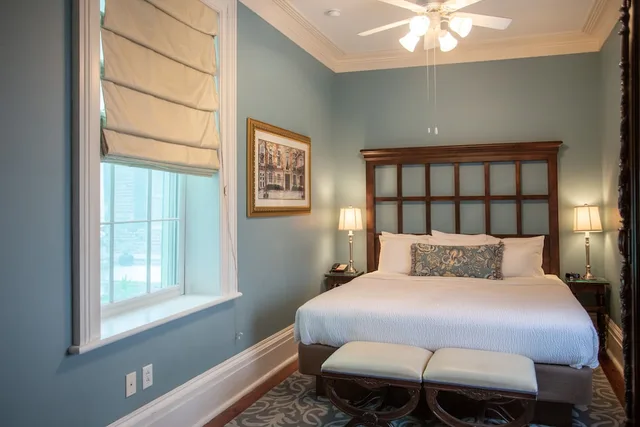 Suite, King Bed, Sofa, Courtyard Area، The Marshall House 1/3