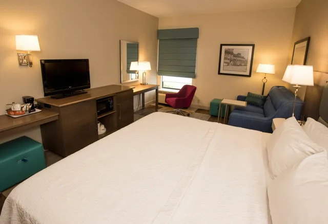 Study, King Bed, Sofa، Hampton Inn Wooster 1/2