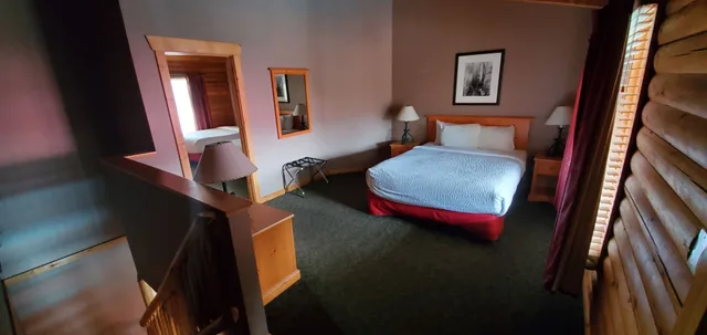 Cedar, Loft, Lodge, Suite, 3 Queen Beds, 2 Queen Beds, Sofa، Miette Mountain Cabins 3/5