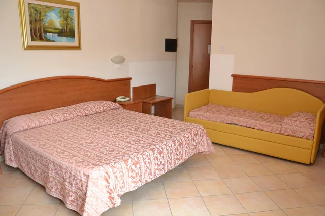 غرفة ثلاثية، Hotel Perticari 1/6
