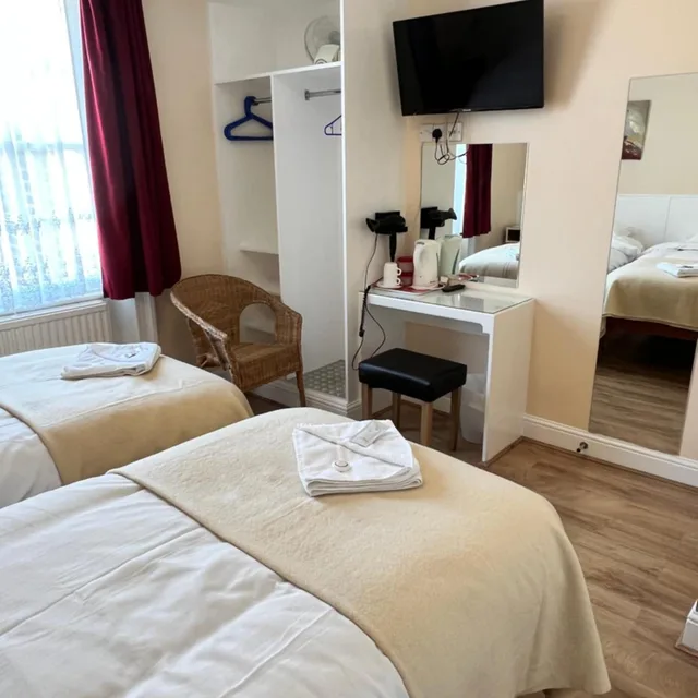 غرفة بسريرين منفصلين بحمام خاص، Melbourne House 5/10