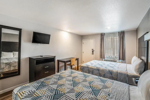 2 Queen Beds Non-Smoking, Micfridge، Motel6 Dallas, TX 3/9