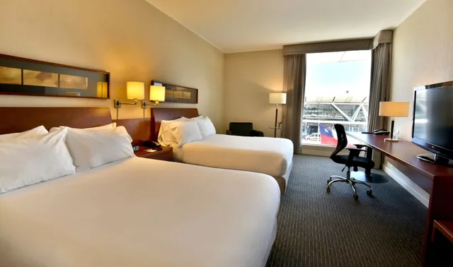 Standard, 2 Queen Beds, Holiday Inn Santiago Airport 2/10
