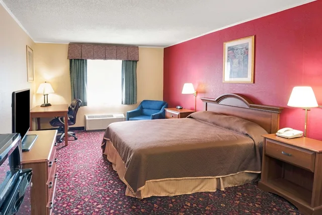 Room, Queen Bed, Smoking, Travelodge By Wyndham Beckley 1/3