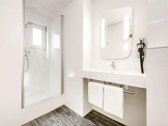 جناح جونيور، Ibis Frankfurt Centrum 3/3