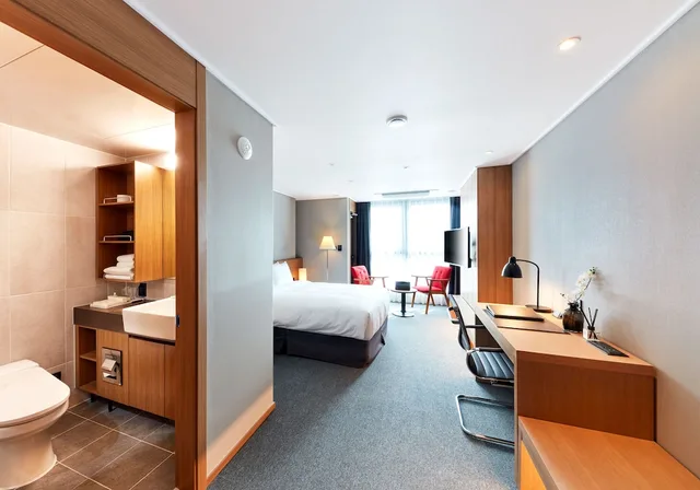غرفة قياسية بسرير مزدوج، Ramada by Wyndham Gumi 7/8