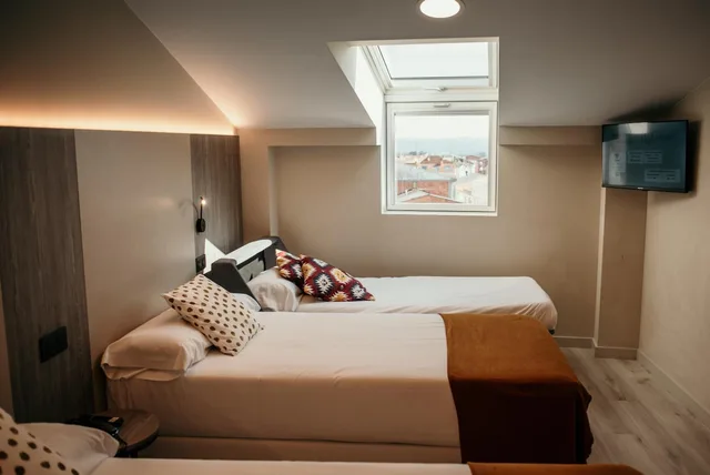 غرفة ثلاثية، Hotel Lux Melide 6/8