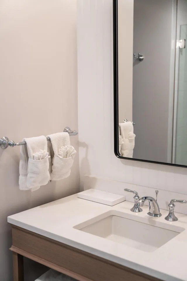 Room, King Bed, Newport Beach Hotel Suites 2/2