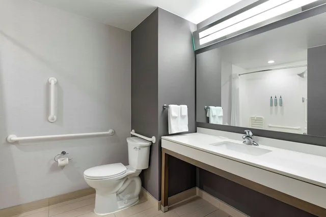 استوديو بسريرين كوين مع أريكة لذوي الإعاقة، COURTYARD ST. LOUIS ST. PETERS 3/4