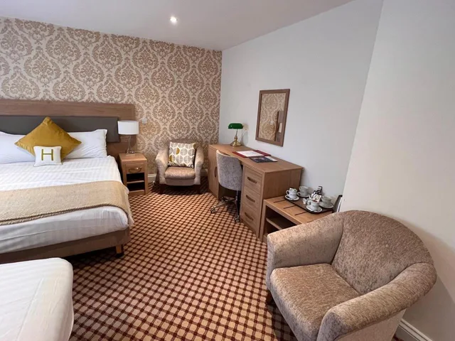 غرفة عائلية، Haley s Hotel 2/4