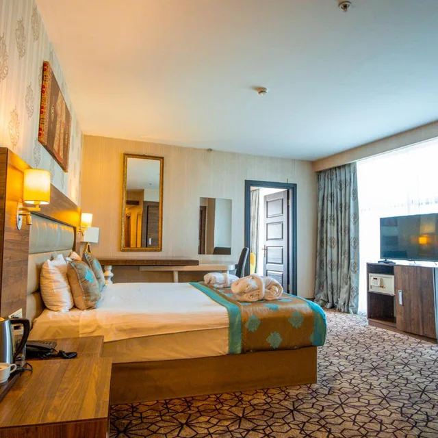 جناح، Inegol Royal Hotel 4/10